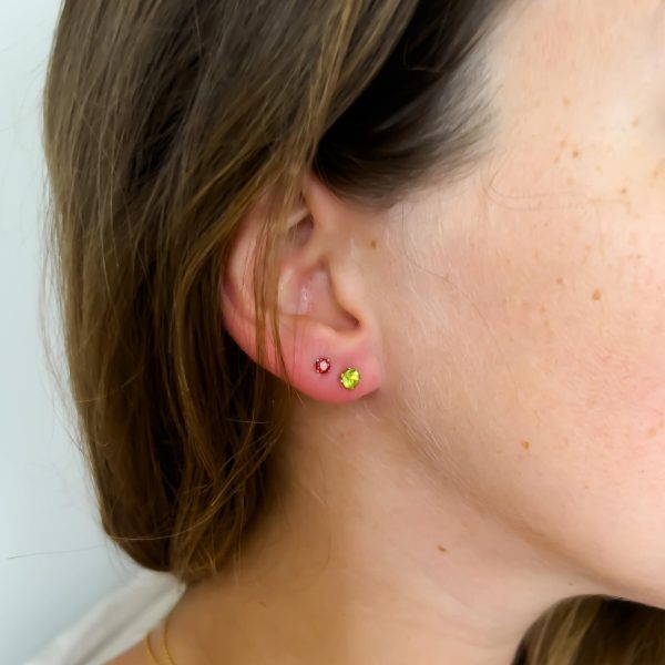 Peridot Stud Birthstone Earrings, Gold - Silver | By Lunar James Online – Bild 4