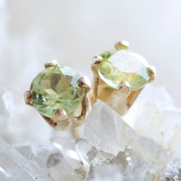 Peridot Stud Birthstone Earrings, Gold - Silver | By Lunar James Online – Bild 3
